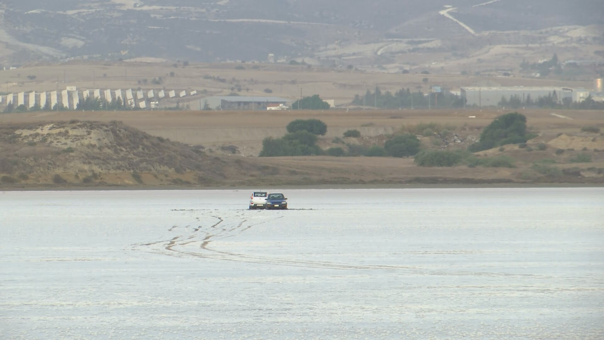 «Κολλημένα» παραμένουν εδώ και μια βδομάδα τα δύο οχήματα στην Αλυκή Λάρνακας