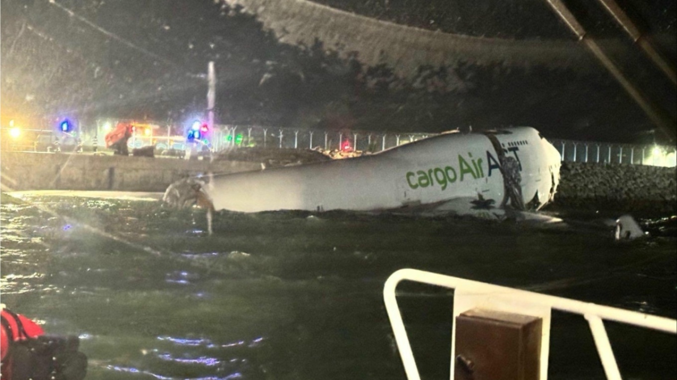 ΒΙΝΤΕΟ: Αεροσκάφος κατέληξε στη θάλασσα στο Χονγκ Κονγκ, δύο νεκροί