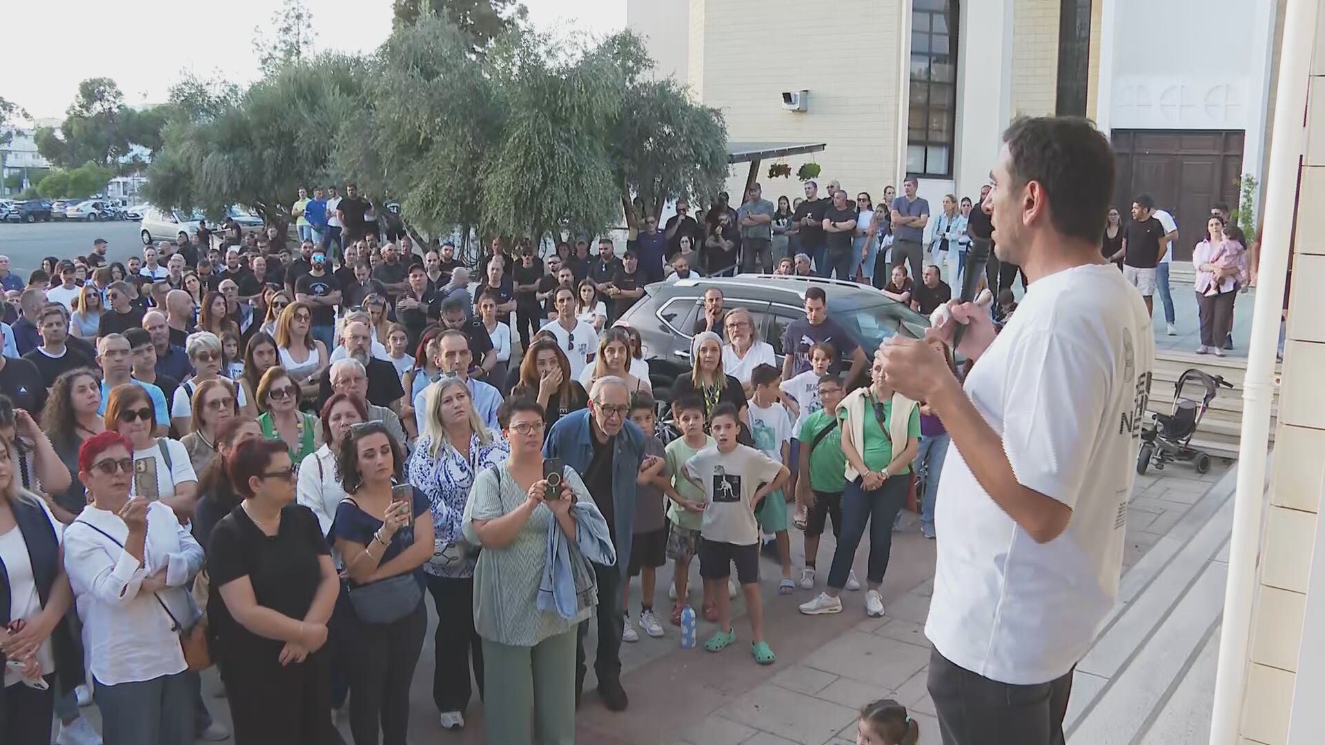 «Σήμερα ήταν το δικό μας παιδί, αύριο οποιουδήποτε»: Διαμαρτυρία στην Αγλαντζιά μετά τον ξυλοδαρμό (φώτο) «Σήμερα ήταν το δικό μας παιδί, αύριο οποιουδήποτε»: Διαμαρτυρία στην Αγλαντζιά μετά τον ξυλοδαρμό (φώτο)