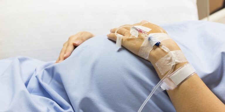 Συνελήφθη ο 43χρονος που τραυμάτισε με πιρούνι την έγκυο γυναίκα του