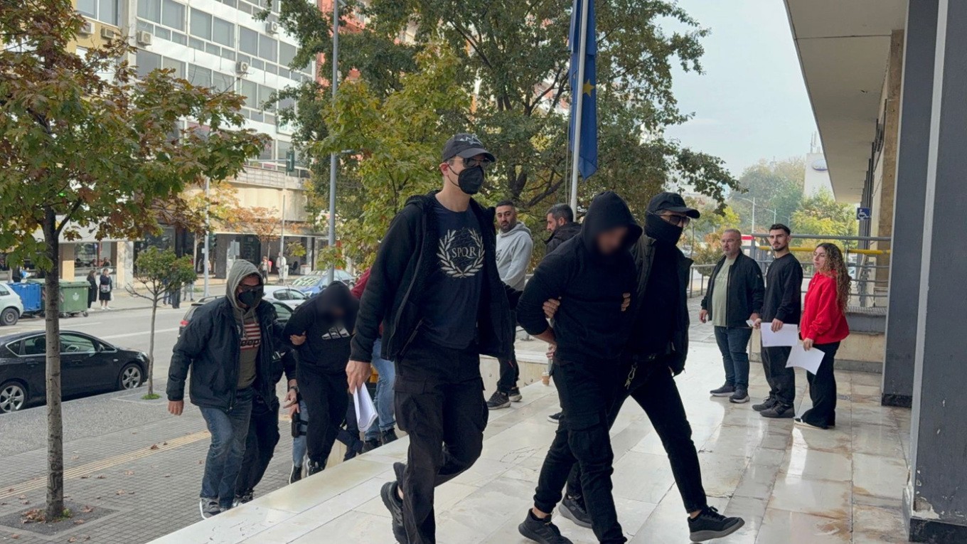 ΦΩΤΟ: Στον Εισαγγελέα Θεσσαλονίκης οι δύο 28χρονοι ύποπτοι για τον φόνο Δημοσθένους