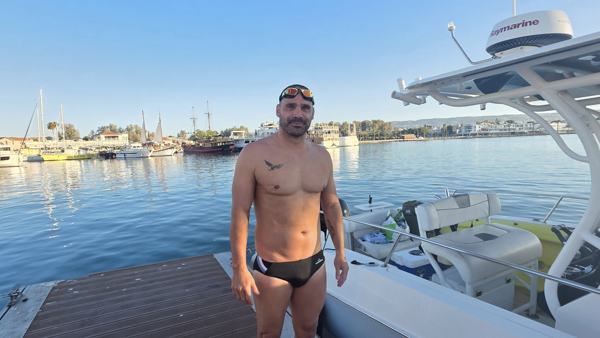 Κολυμπώντας από την Πάφο στην Αγία Νάπα: Άρχισε ο αγώνας του Έλληνα παραολυμπιονίκη Χαράλαμπου Ταϊγανίδη