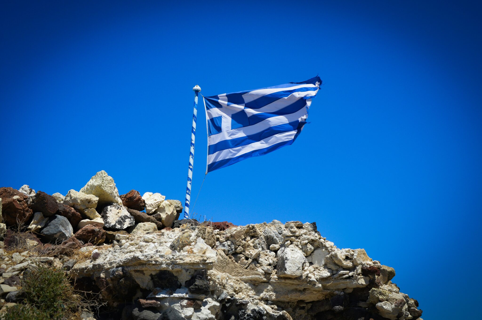 Δανή αφαίρεσε την ελληνική σημαία και επιτέθηκε σε αστυνομικό στη Ρόδο