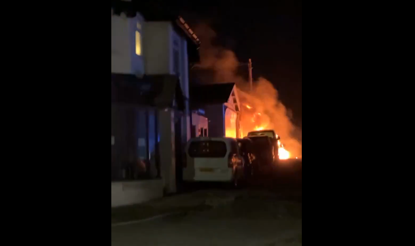 ΒΙΝΤΕΟ: Η στιγμή που κουκουλοφόροι πυρπολούν τέμενος στη Βρετανία