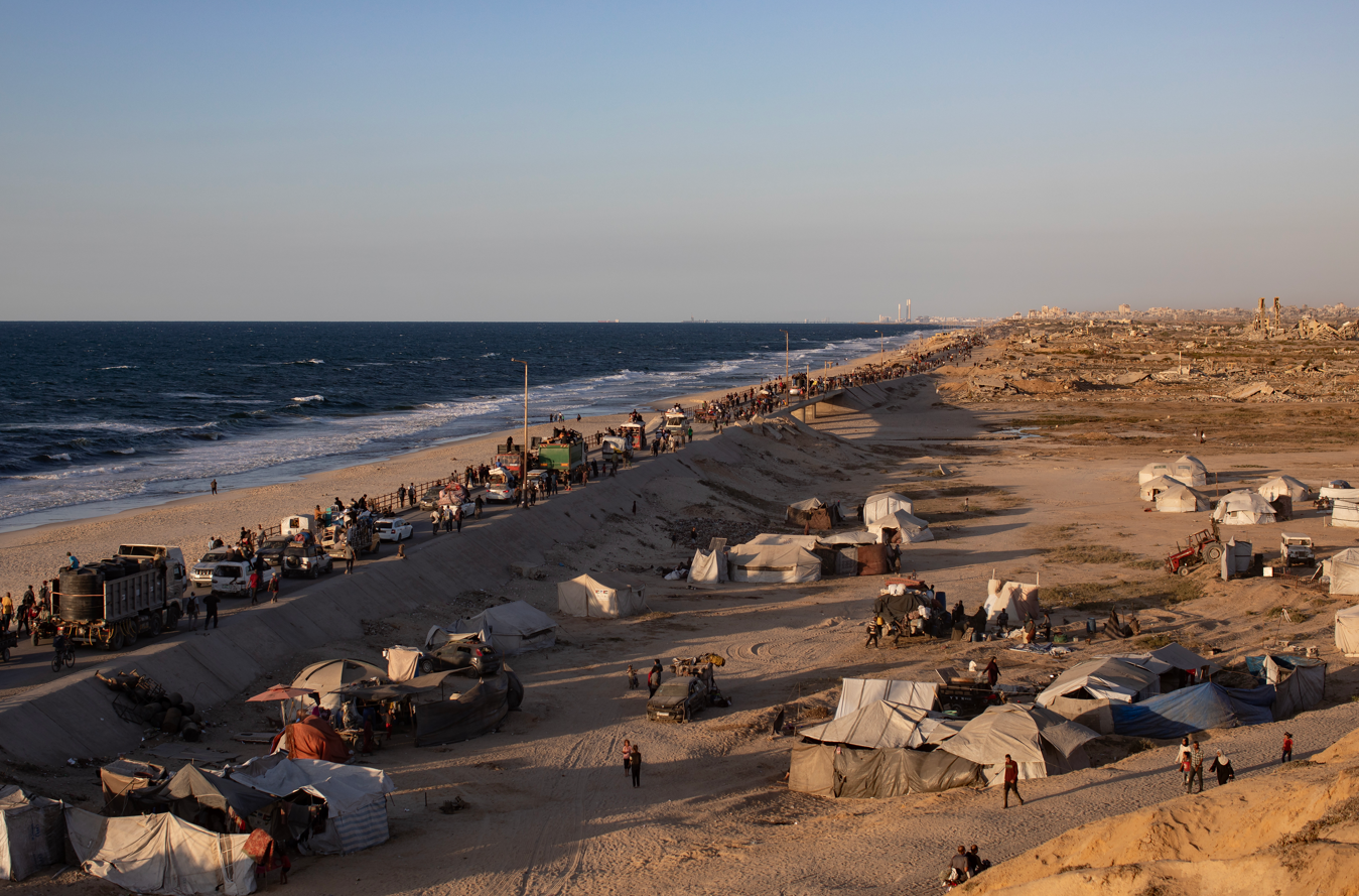 Χιλιάδες Παλαιστίνιοι επιστρέφουν στα σπίτια τους, τηρείται η εκεχειρία στη Γάζα