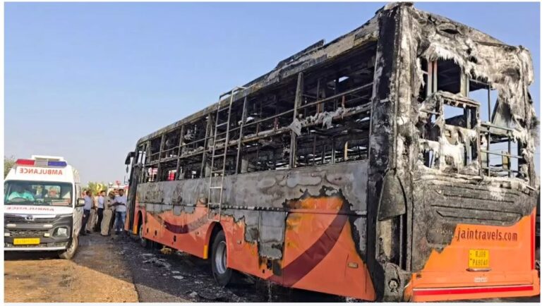 Tραγωδία στην Ινδία: Είκοσι νεκροί από πυρκαγιά σε λεωφορείο εν κινήσει