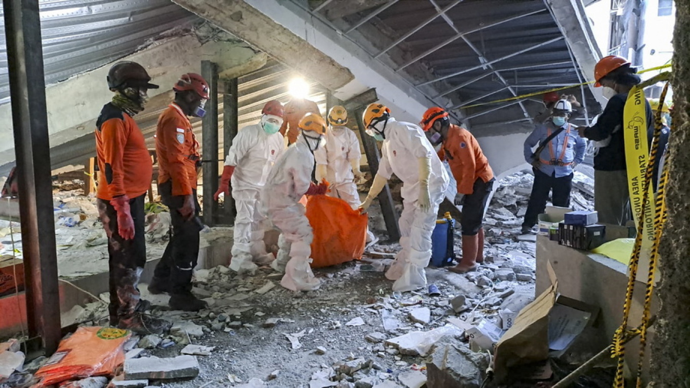 Τουλάχιστον 45 οι νεκροί στην Ινδονησία από την κατάρρευση του οικοτροφείου