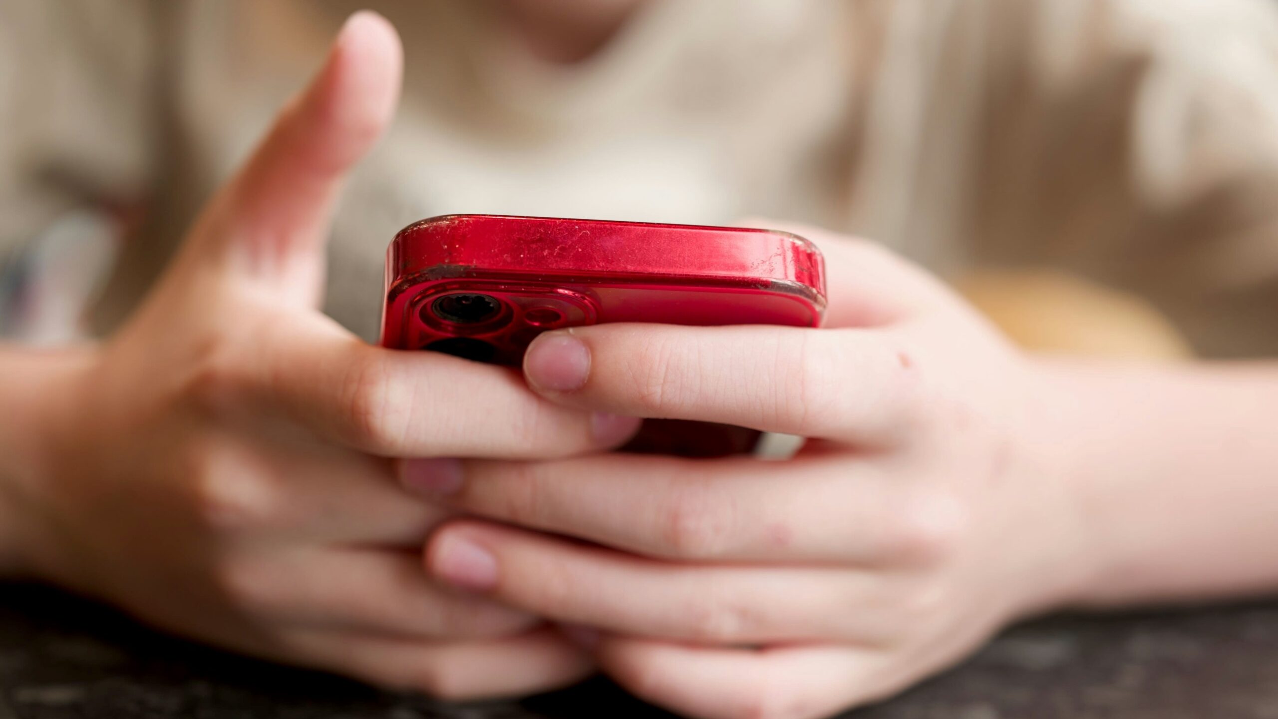 &Gamma;&iota;&alpha; &nu;έ&alpha; &pi;&alpha;&rho;&alpha;&pi;&lambda;&alpha;&nu;&eta;&tau;&iota;&kappa;ά SMS &pi;&rho;&omicron;&epsilon;&iota;&delta;&omicron;&pi;&omicron;&iota;&epsilon;ί &omicron; &Omicron;&Alpha;&Upsilon;, &pi;ώ&sigmaf; &xi;&epsilon;&gamma;&epsilon;&lambda;&omicron;ύ&nu; &tau;&omicron;&upsilon;&sigmaf; &pi;&omicron;&lambda;ί&tau;&epsilon;&sigmaf;