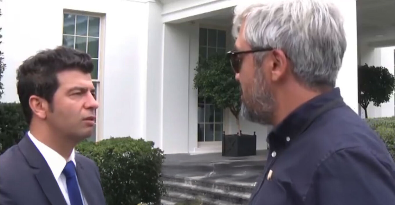 Τούρκος δημοσιογράφος απολύθηκε μετά από υβριστικές εκφράσεις έξω από τον Λευκό Οίκο, ο διάλογος που τον «έκαψε»