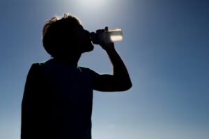 Το πέρασε για νερό και το ήπιε: Στο νοσοκομείο εργάτης που κατανάλωσε καυστικό υγρό