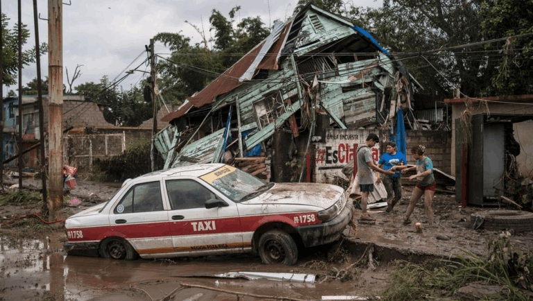 Φονική κακοκαιρία με δεκάδες νεκρούς στο Μεξικό, ζημιές σε πάνω από 35.000 σπίτια