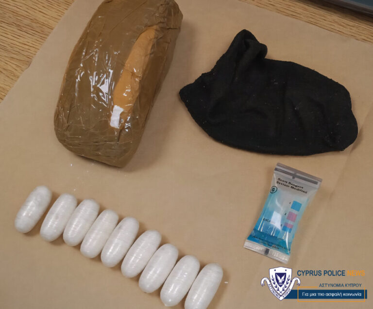 ΦΩΤΟ: 23χρονη έκρυβε μεγάλη ποσότητα κοκαΐνης στο εσώρουχο, το σουτιέν και στο στομάχι της