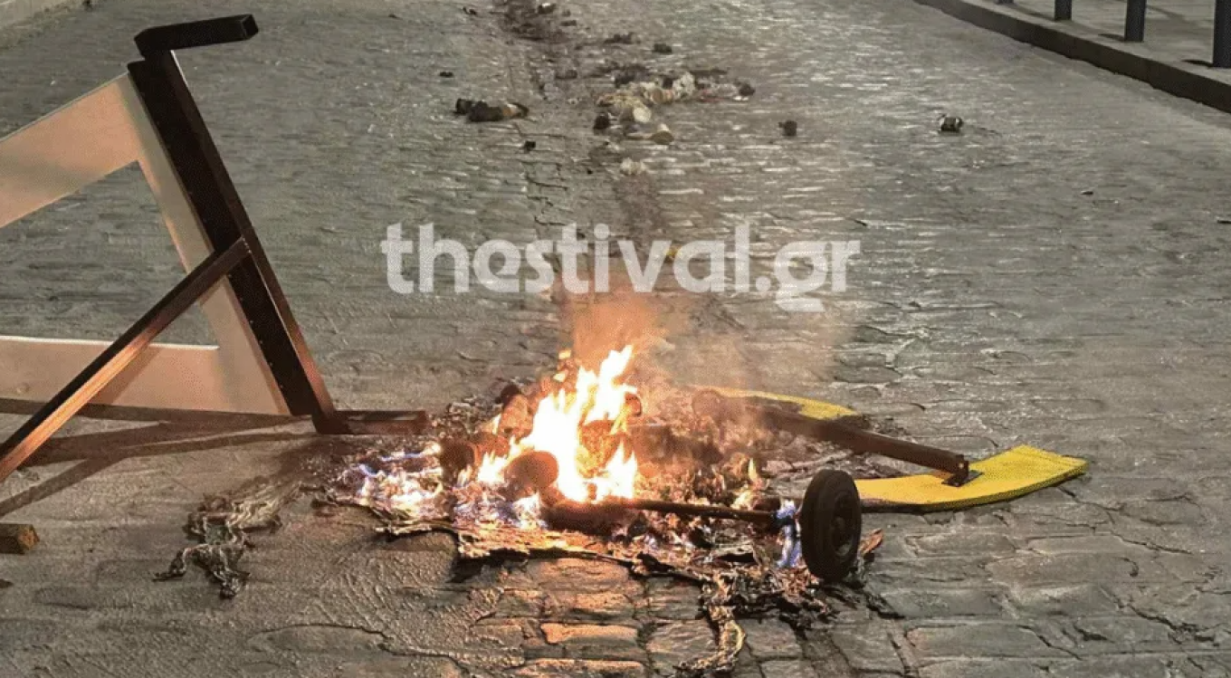 Επεισόδια στη Θεσσαλονίκη: Κουκουλοφόροι έβαλαν φωτιές και έστησαν οδοφράγματα δίπλα σε νοσοκομείο