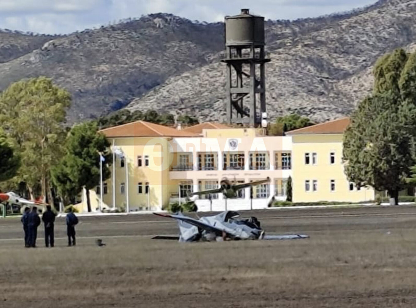 Διασωληνωμένος ο ένας πιλότος του αεροσκάφους που έπεσε στο Τατόι, τα σενάρια για το ατύχημα
