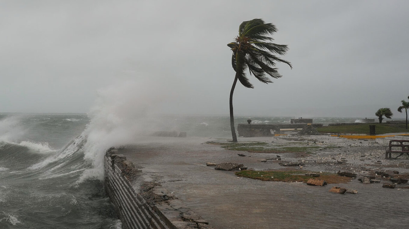 «Τελευταία ευκαιρία να προστατευθείτε»: Ο τυφώνας Μελίσα ενισχύεται δραματικά με ανέμους 300 χλμ/ώρα
