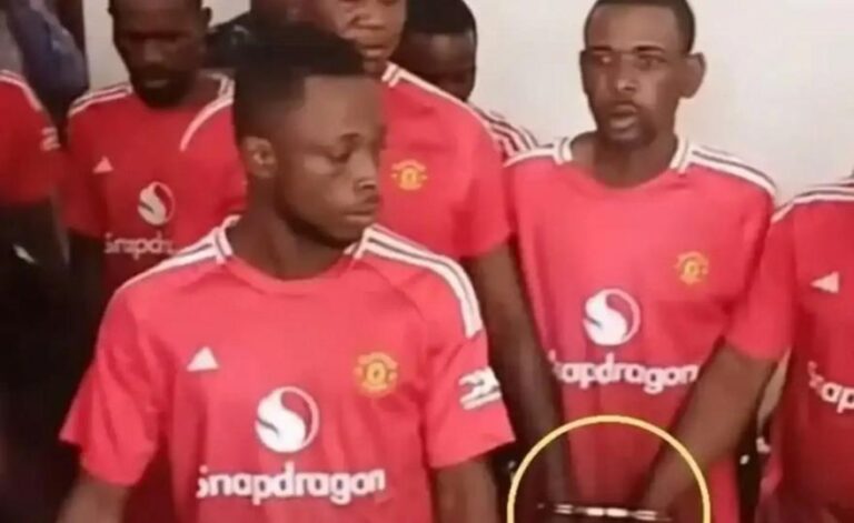 Στο Κονγκό αστυνομικό τμήμα χρησιμοποιεί εμφανίσεις της Μάντσεστερ Γιουνάιτεντ ως στολές φυλακισμένων