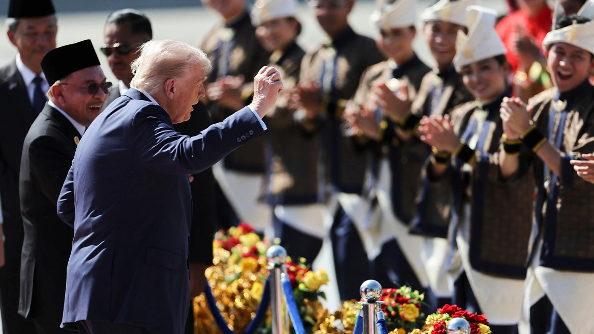 ΒΙΝΤΕΟ: Με… χορευτικές φιγούρες ξεκίνησε την περιοδεία του στην Ασία ο Τραμπ