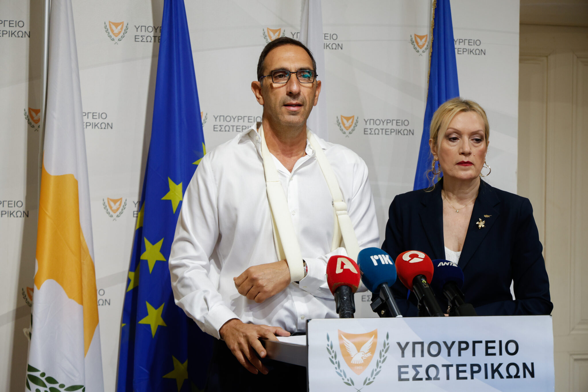 Γιατί έχει δεμένο το αριστερό χέρι ο Υπουργός Εσωτερικών