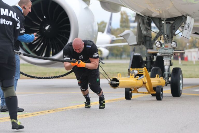 Δύο άνθρωποι έκαναν το απίστευτο! Έσυραν ένα Airbus 40 τόνων στο αεροδρόμιο Σόφιας