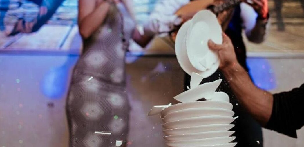 Χωρίς τέλος τα παράδοξα στο νόμο: Από κέντρα αναψυχής μέχρι… χειροπέδες