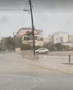 ΒΙΝΤΕΟ: Έγιναν «ποτάμια» κεντρικοί δρόμοι στην πρωτεύουσα, επί ποδός η Πυροσβεστική