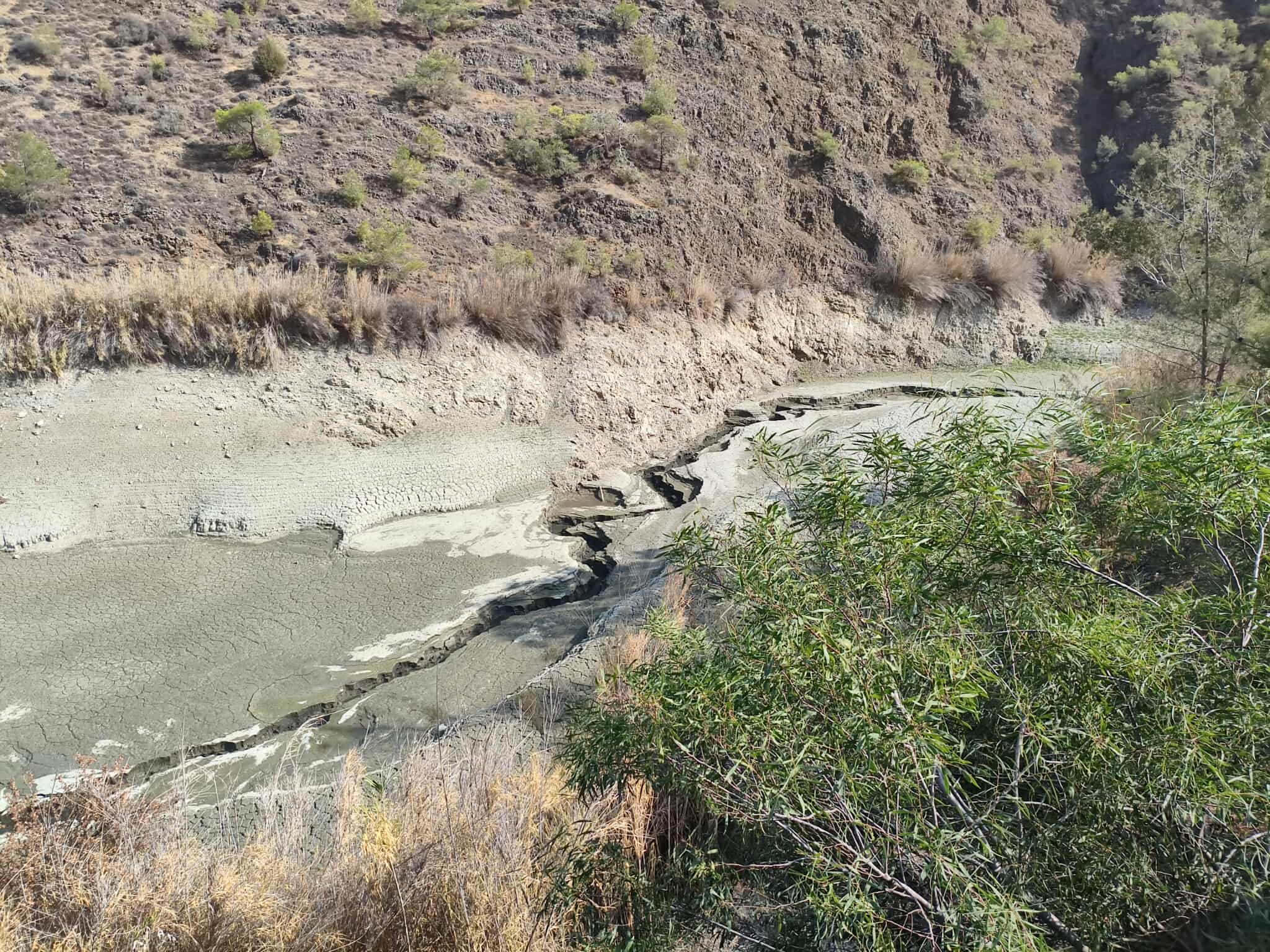 Ξηραίνονται τα φράγματα: Νεκρά ψάρια κι αποκαρδιωτικές εικόνες στο «διψασμένο» Φράγμα Λεύκας