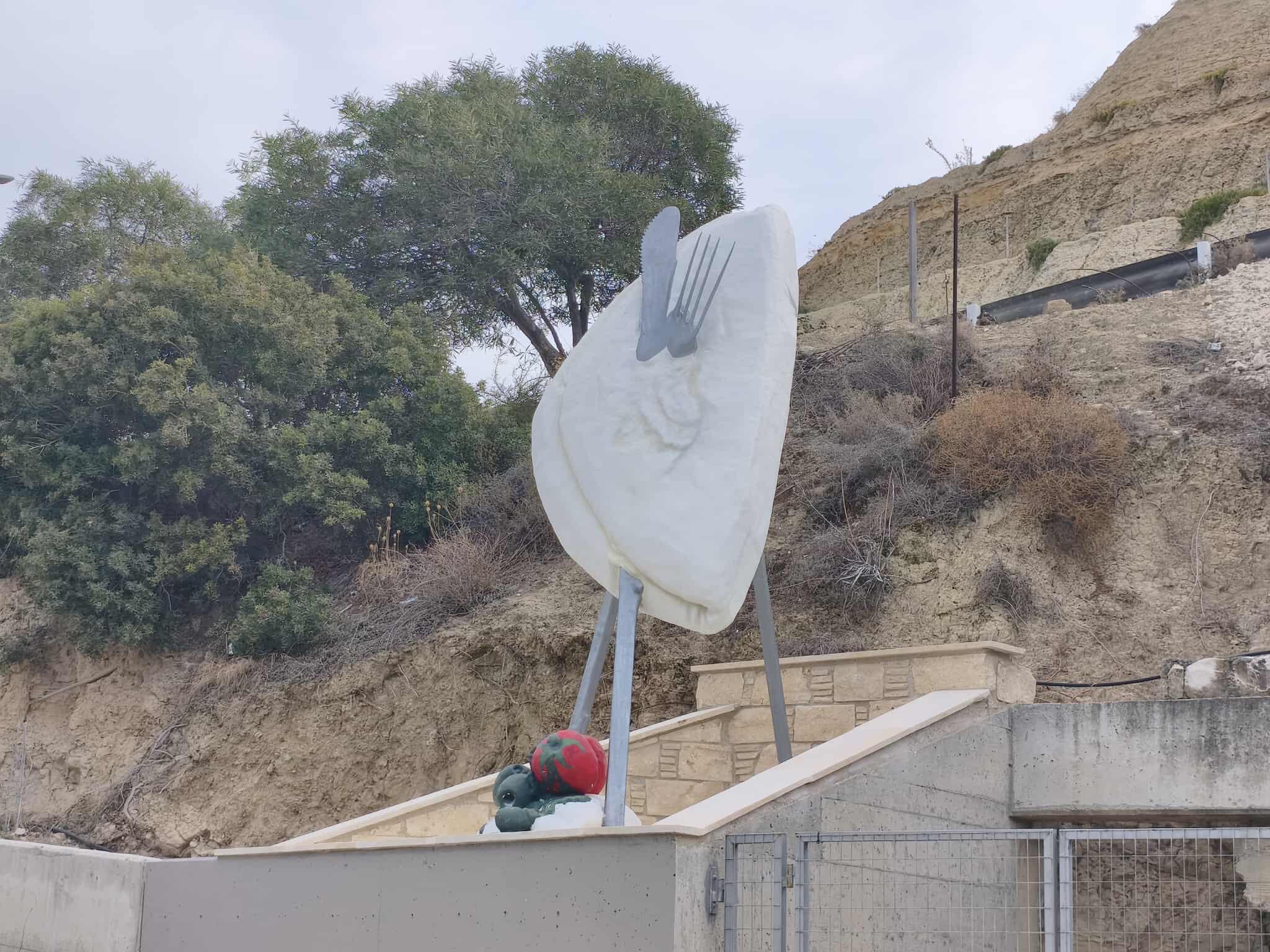 ΦΩΤΟ: Από Σουηδούς γλύπτες φιλοτεχνήθηκε το μνημείο του χαλλουμιού στο Πισσούρι