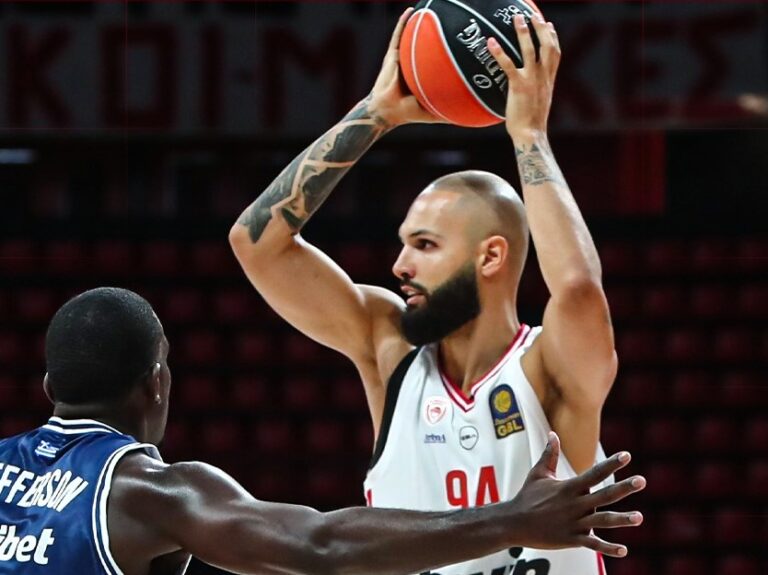 Ξεμπέρδεψε εύκολα με την Καρδίτσα στο εντυπωσιακό ντεμπούτο του Έβανς ο Ολυμπιακός