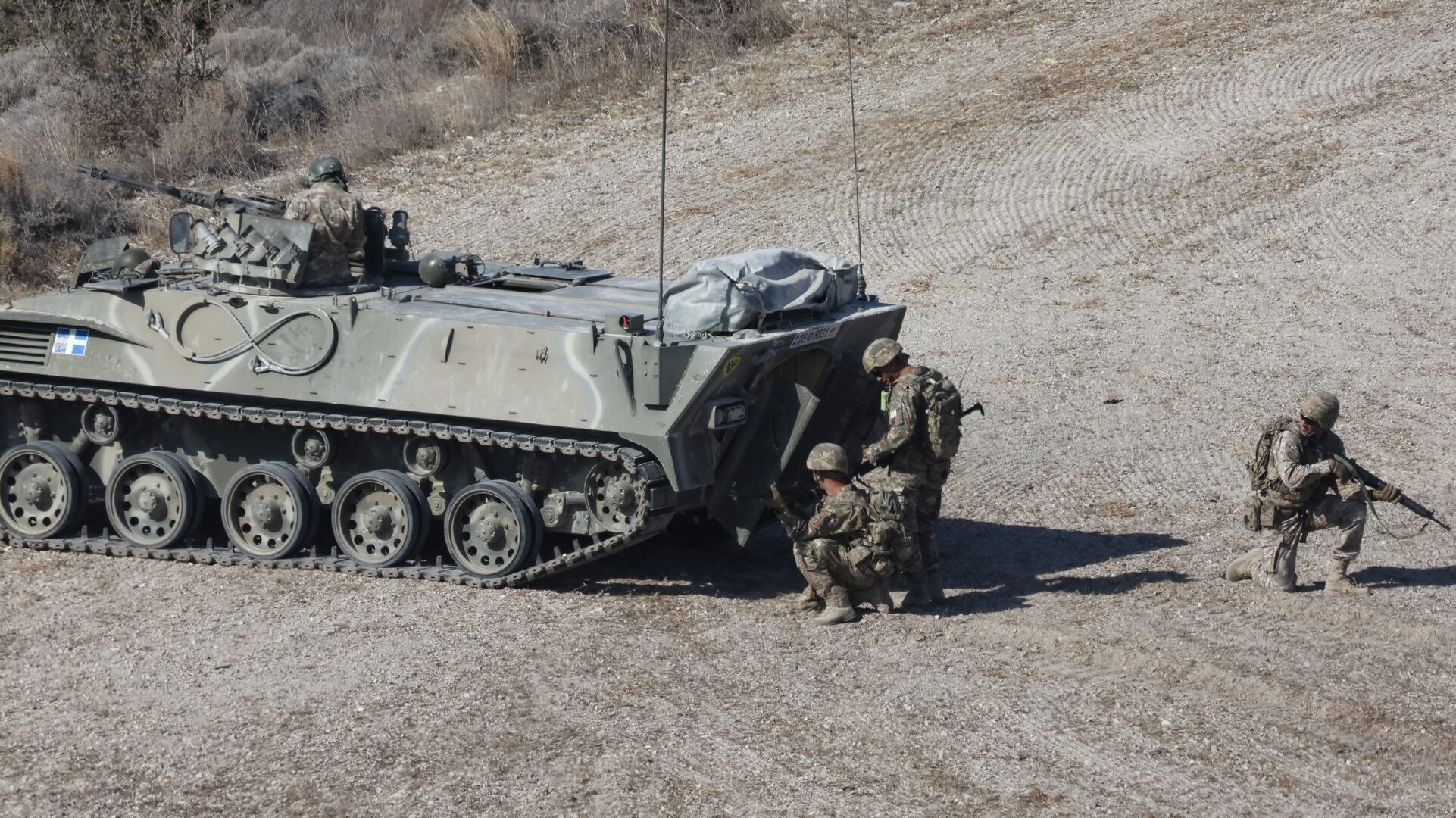 Ατύχημα στην Εθνική Φρουρά: Ανατράπηκε άρμα μάχης, δύο άτομα στο νοσοκομείο