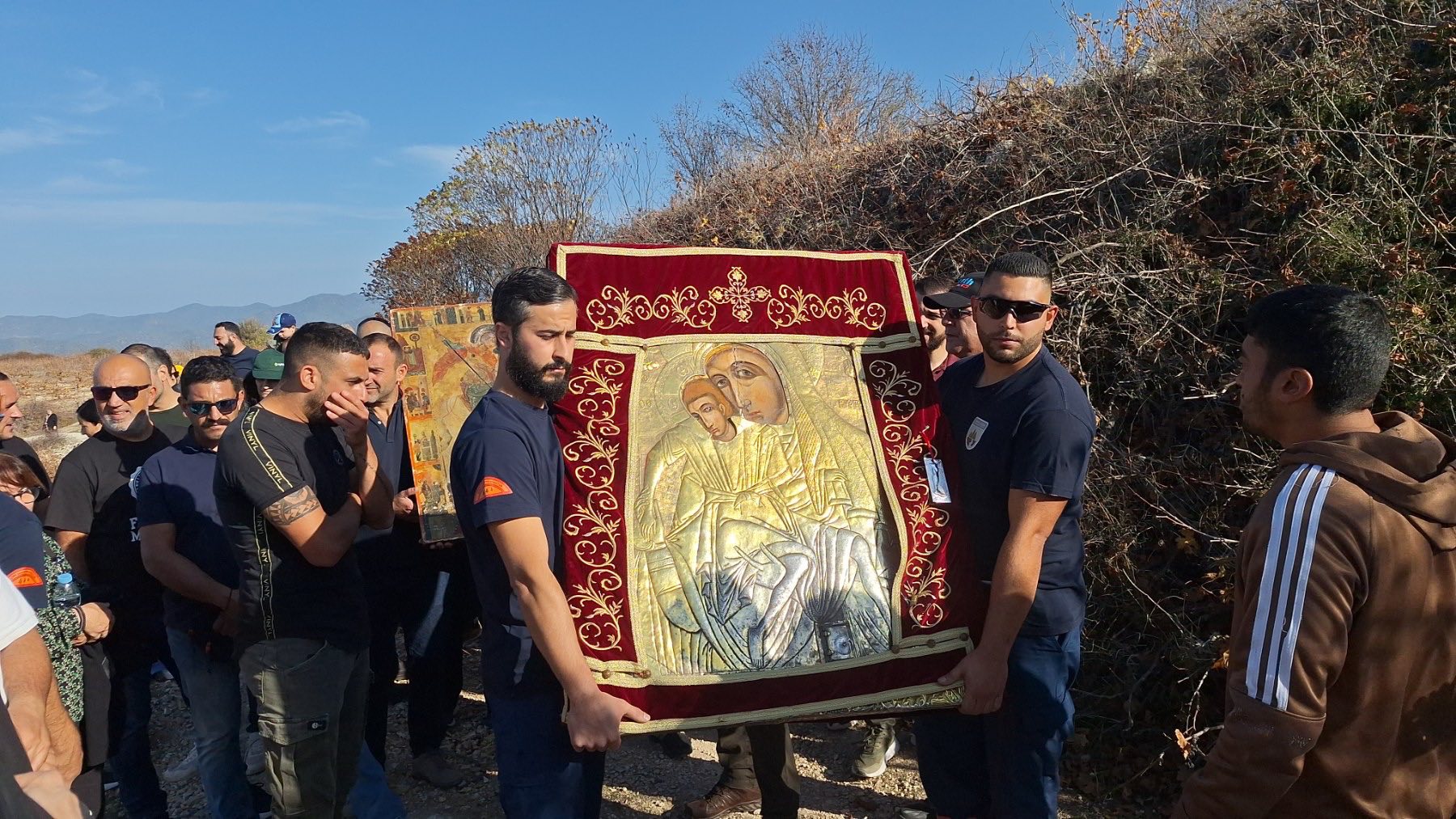 Πιστοί περπάτησαν 12 χλμ. κάνοντας δέηση στο Θεό για βροχές (ΦΩΤΟ)