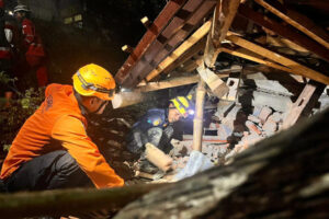 Τραγωδία στην Ινδονησία: Νεκροί και αγνοούμενοι μετά από φονική κατολίσθηση