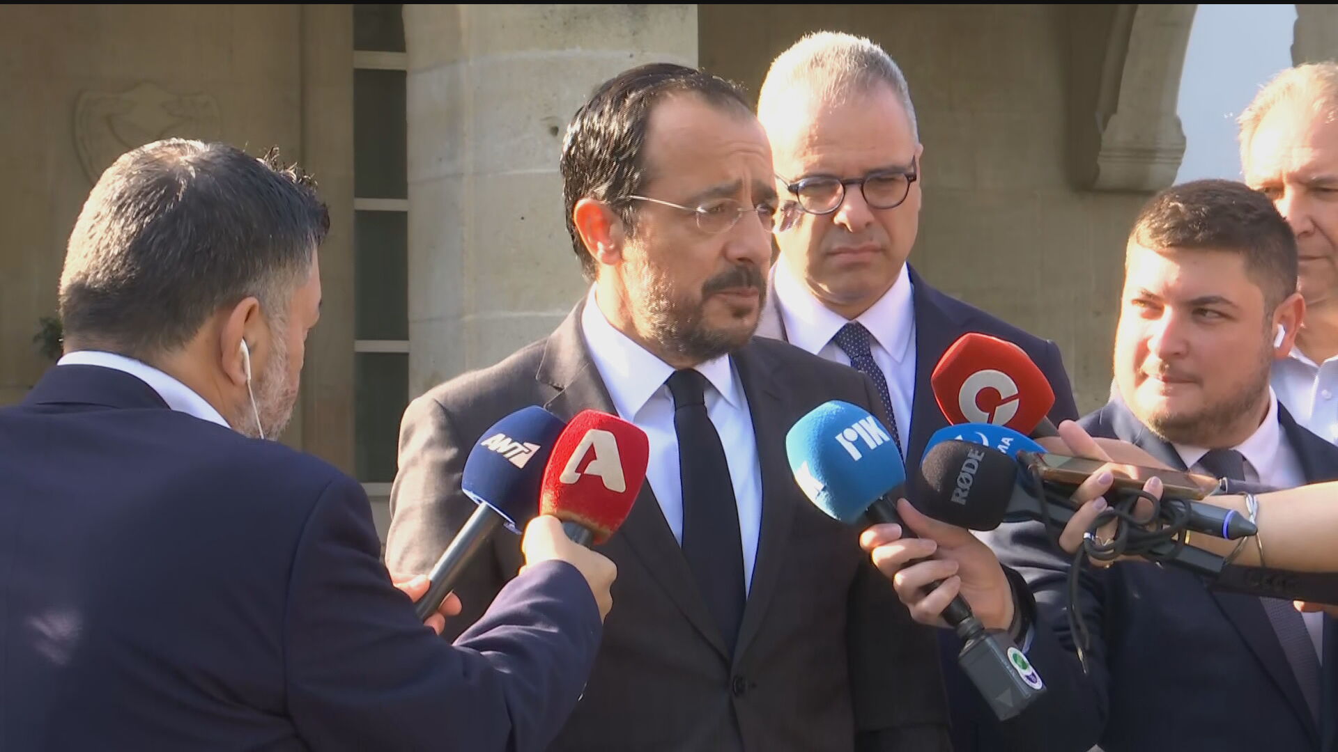 Προσδοκεί σε «ευχάριστα νέα» ο ΠτΔ, έφυγε από το Προεδρικό με εισηγήσεις για το πρώτο τετ-α-τετ με τον Έρχιουρμαν