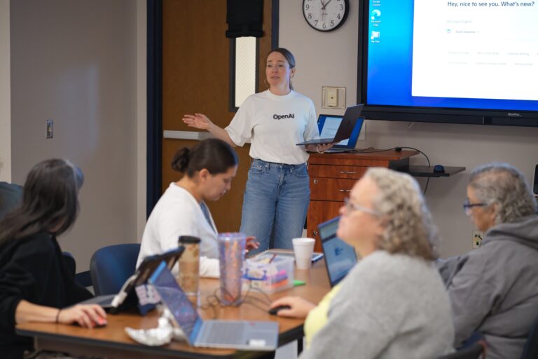 Άνθρωποι πριν τους αλγορίθμους: Το ΕΚ ζητά κανόνες για τη Τεχνητή Νοημοσύνη στην εργασία