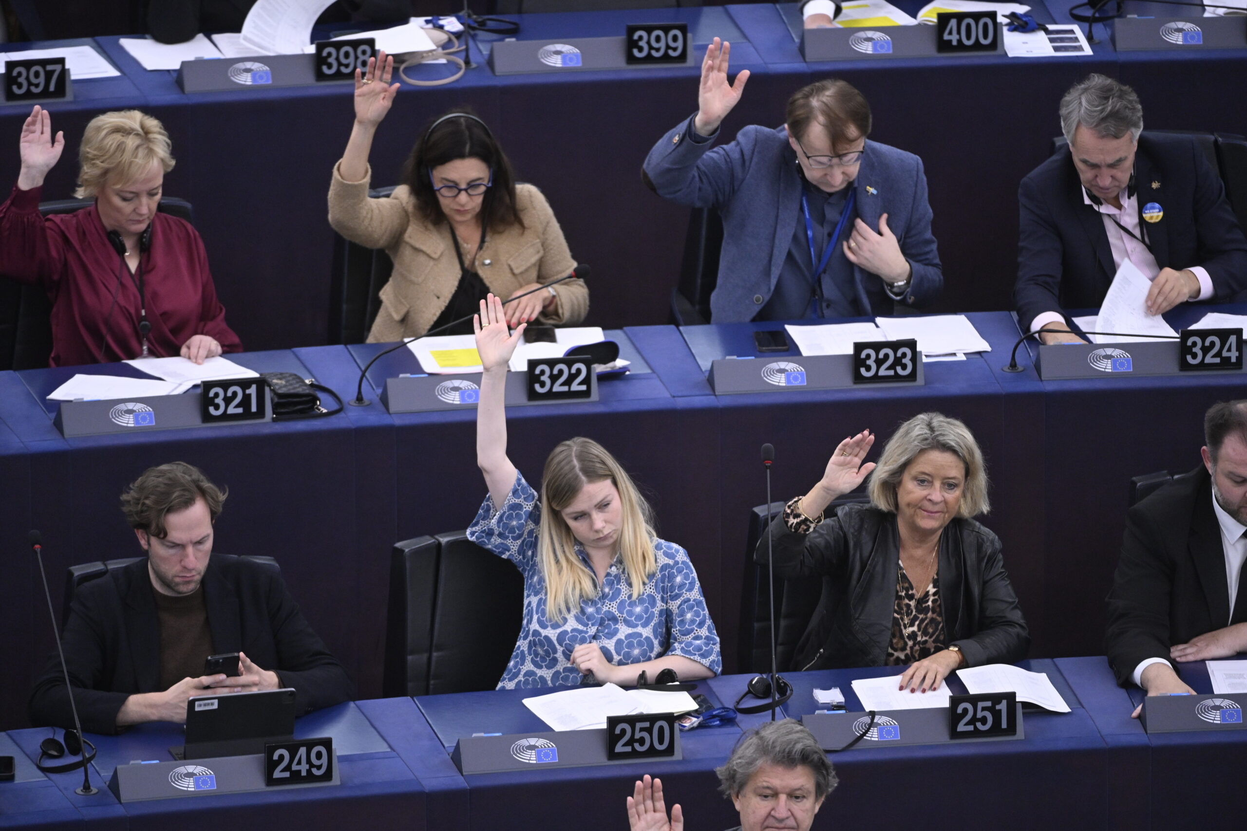 «Καμία δεν πρέπει να χρειάζεται να επιλέξει»: Ιστορική ψήφος για τις γυναίκες στο Ευρωκοινοβούλιο