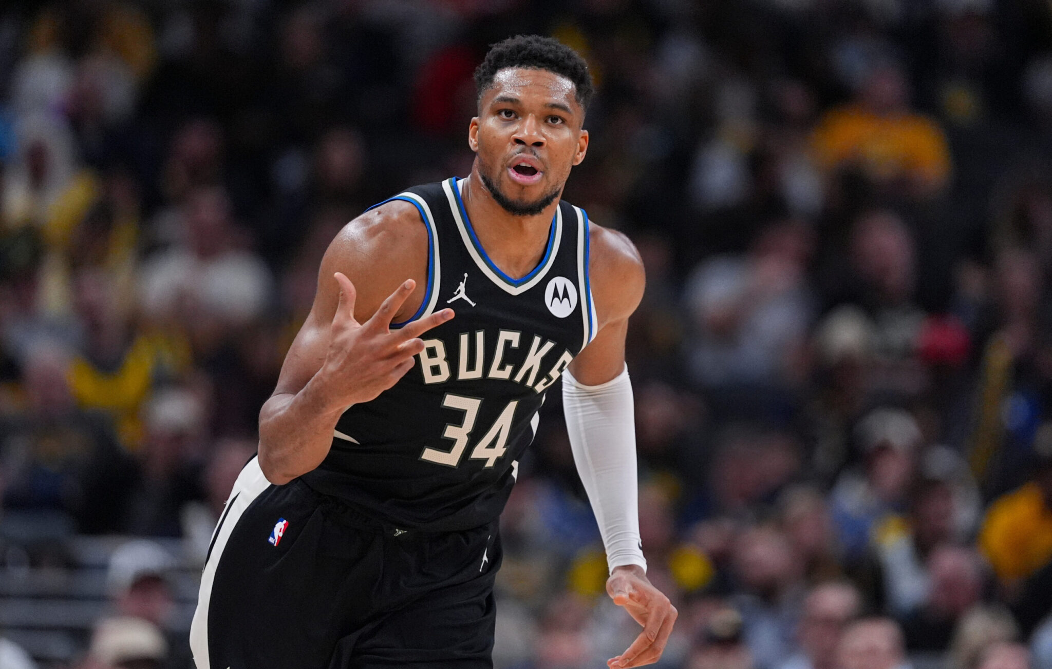 Σούπερ Αντετοκούνμπο: Οδήγησε τους Μπακς στη νίκη επί των Μπουλς