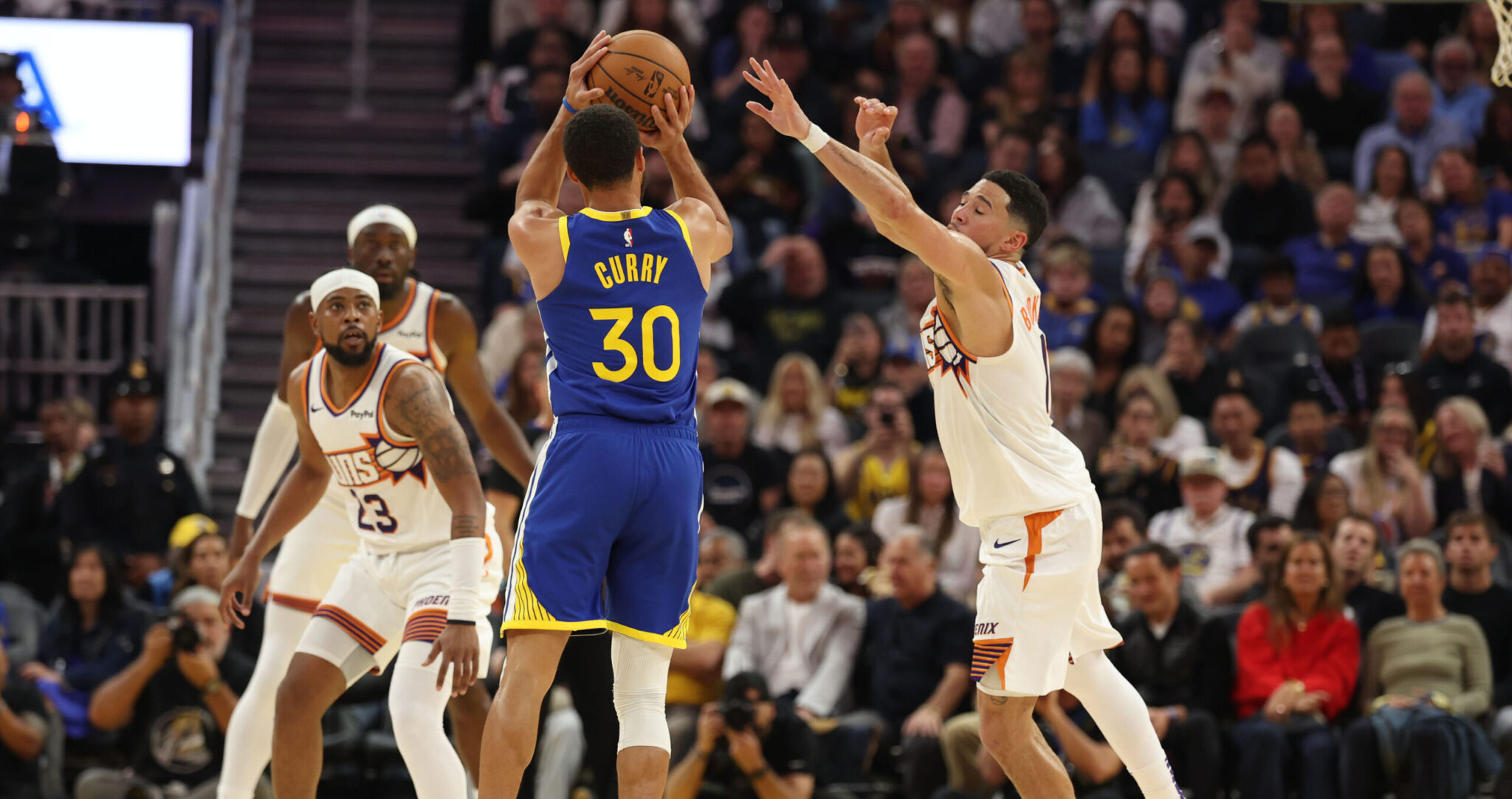 Ο Κάρι «οδήγησε» τους Γουόριορς στη νίκη επί των Σανς με στήριγμα τον Μούντι