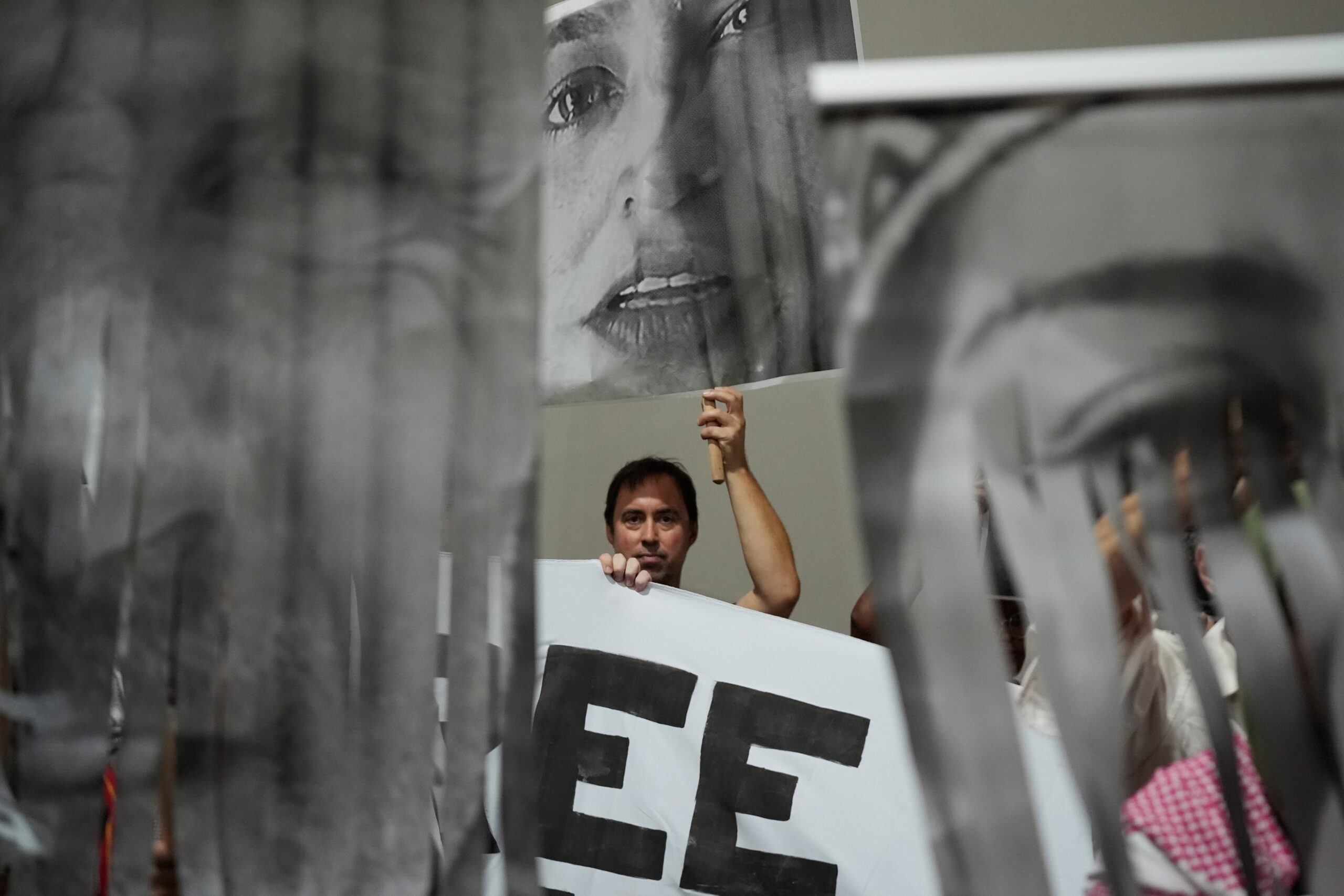 Αυξάνονται διαρκώς οι επιθέσεις σε ακτιβιστές, πώς θα τους προστατεύσει η Ευρώπη;