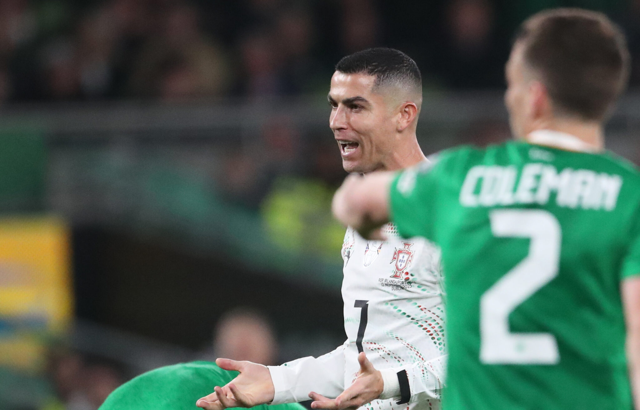Ο Ρονάλντο αποβλήθηκε για αγκωνιά κόντρα στην Ιρλανδία και απάντησε με ειρωνικό χειροκρότημα (ΒΙΝΤΕΟ)
