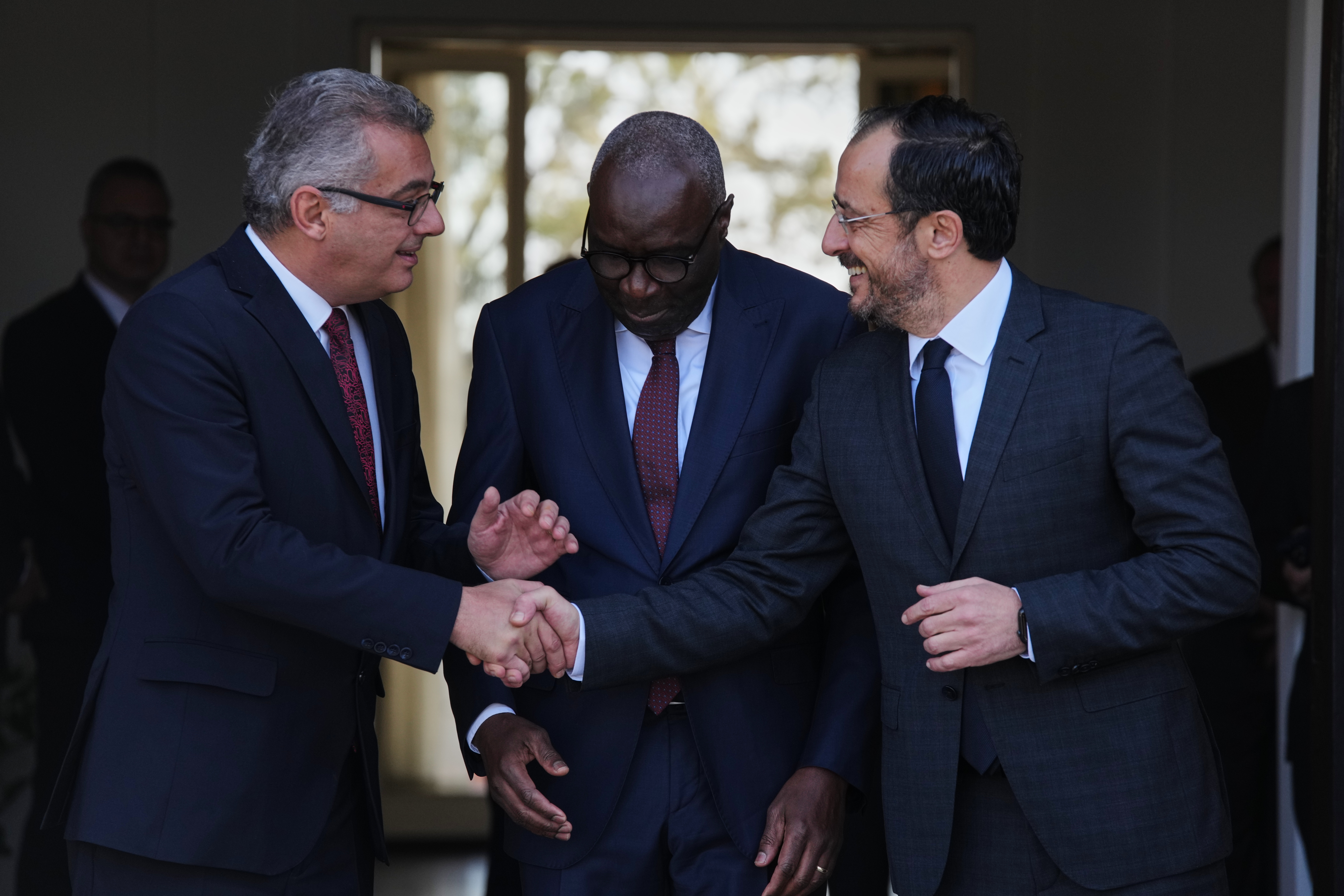 Πυρετώδεις προετοιμασίες για την τριμερή συνάντηση της Πέμπτης