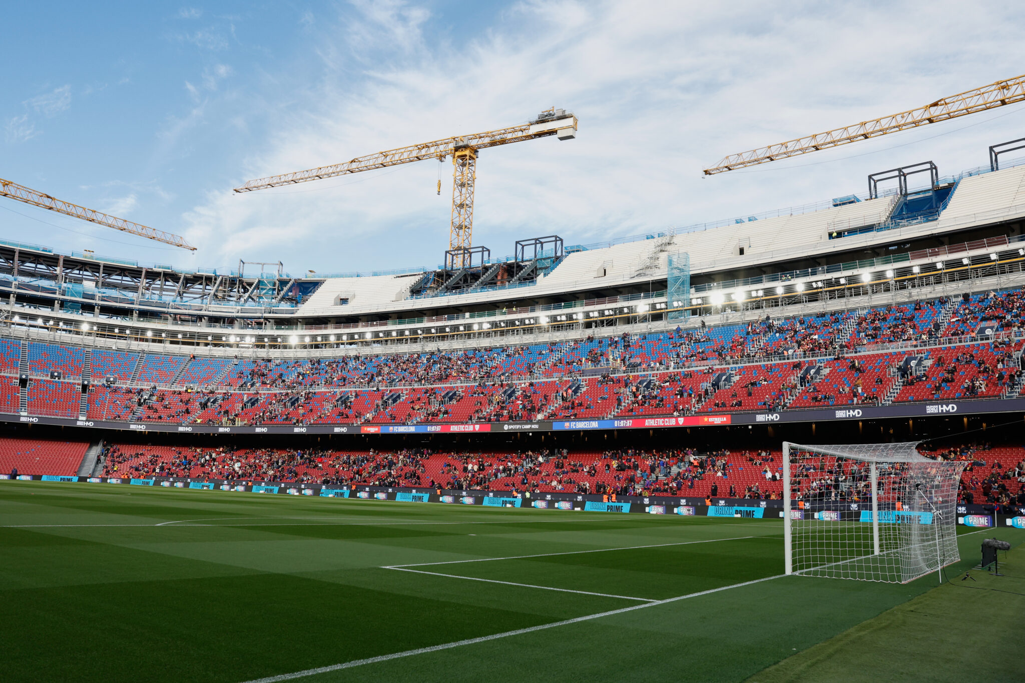 Η επιστροφή των οπαδών της Μπαρσελόνα στο υπό ανακαίνιση Καμπ Νου μετά από 906 μέρες