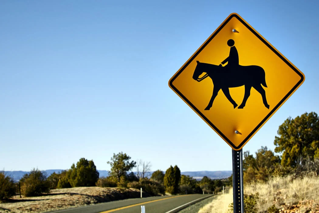 Γελοίων νόμων το… ανάγνωσμα: Τα παράθυρα και οι αναβάτες που κουτουλλούν