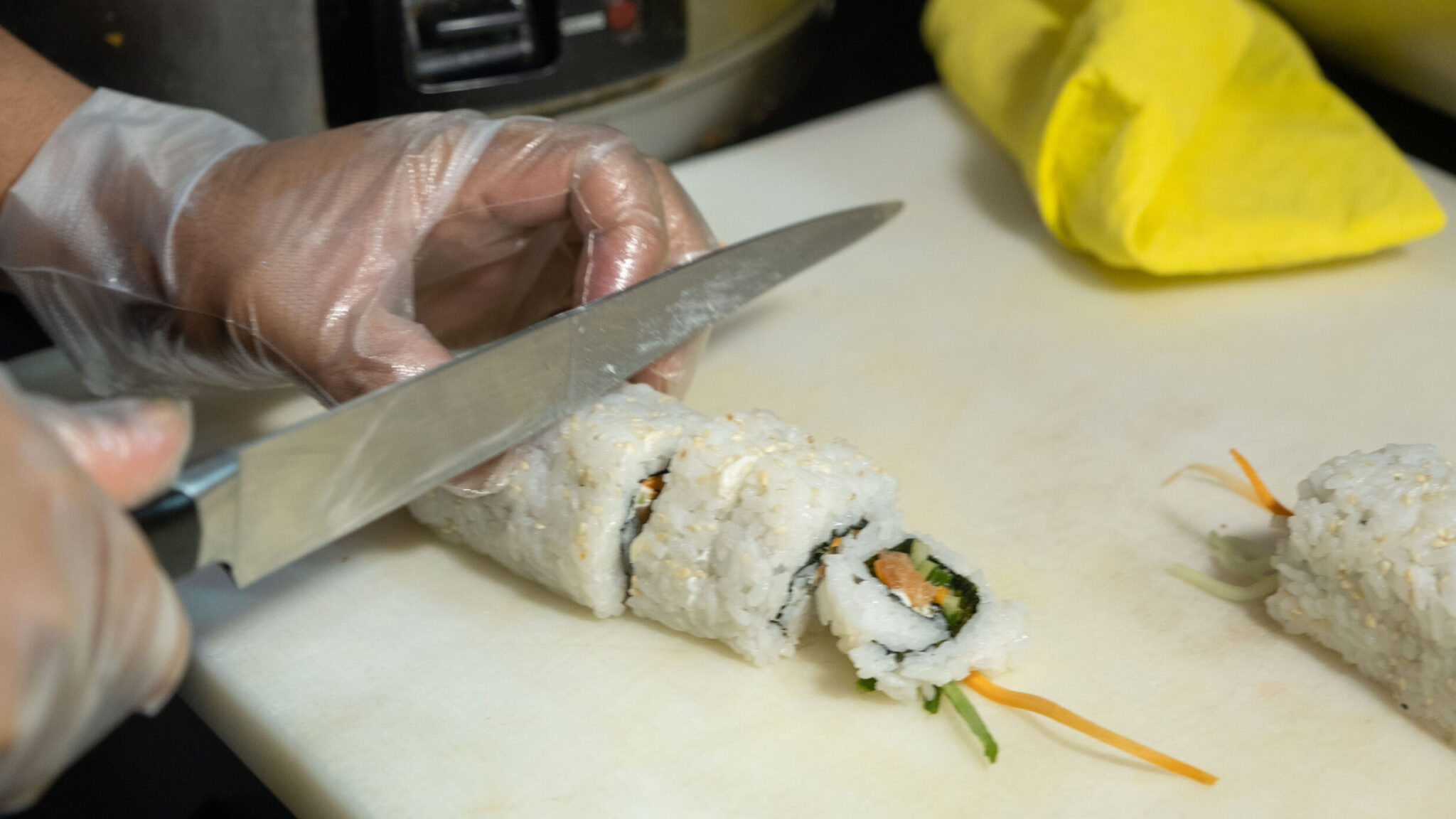 Νεαρός δηλητηριάστηκε από σούσι στη Θεσσαλονίκη, μολύνθηκε από το παράσιτο «ανισάκις»