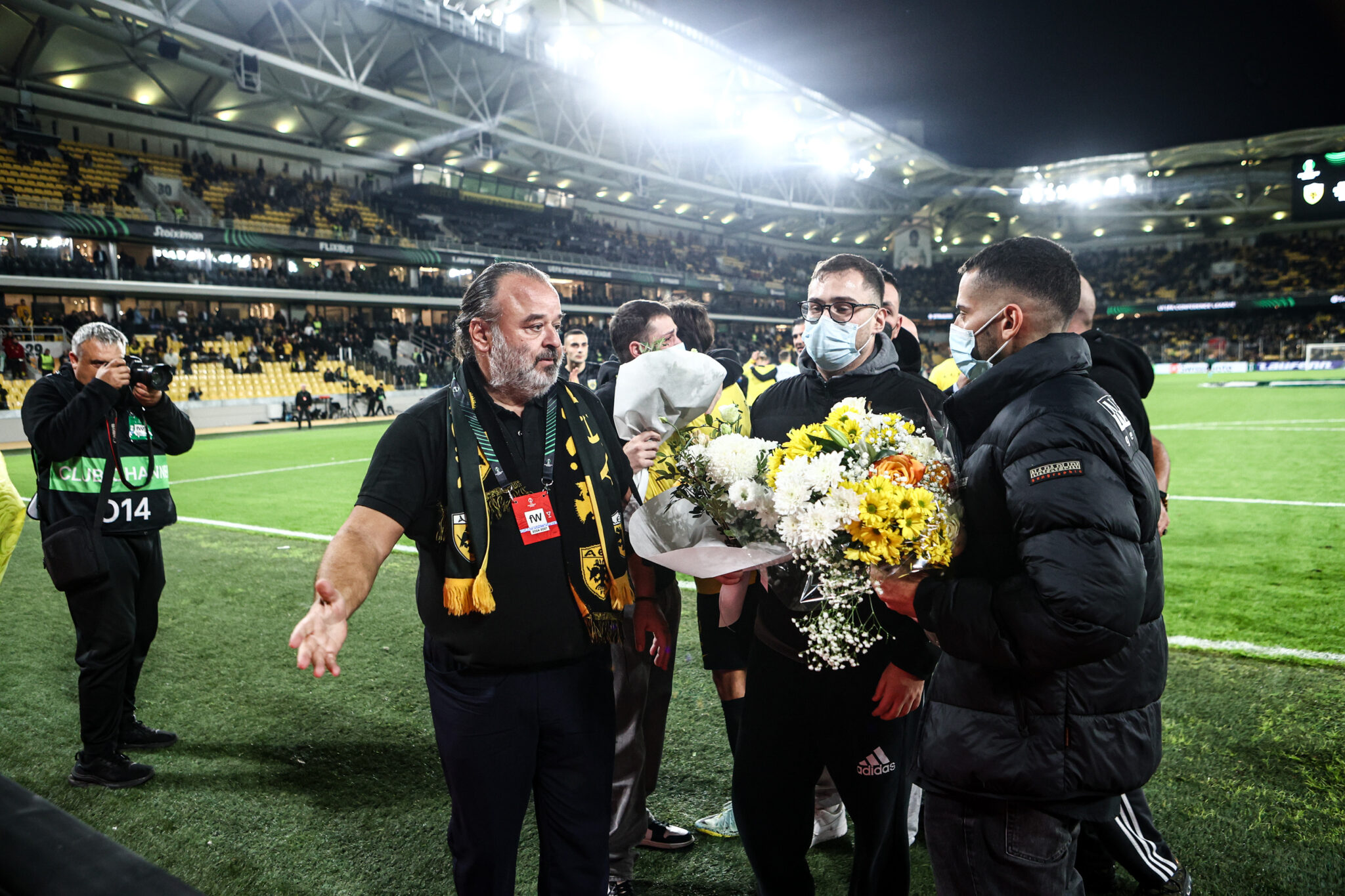 Φορτισμένες στιγμές: ΑΕΚ και Ηλιόπουλος τίμησαν με λουλούδια τη μνήμη του 20χρονου Μάριου