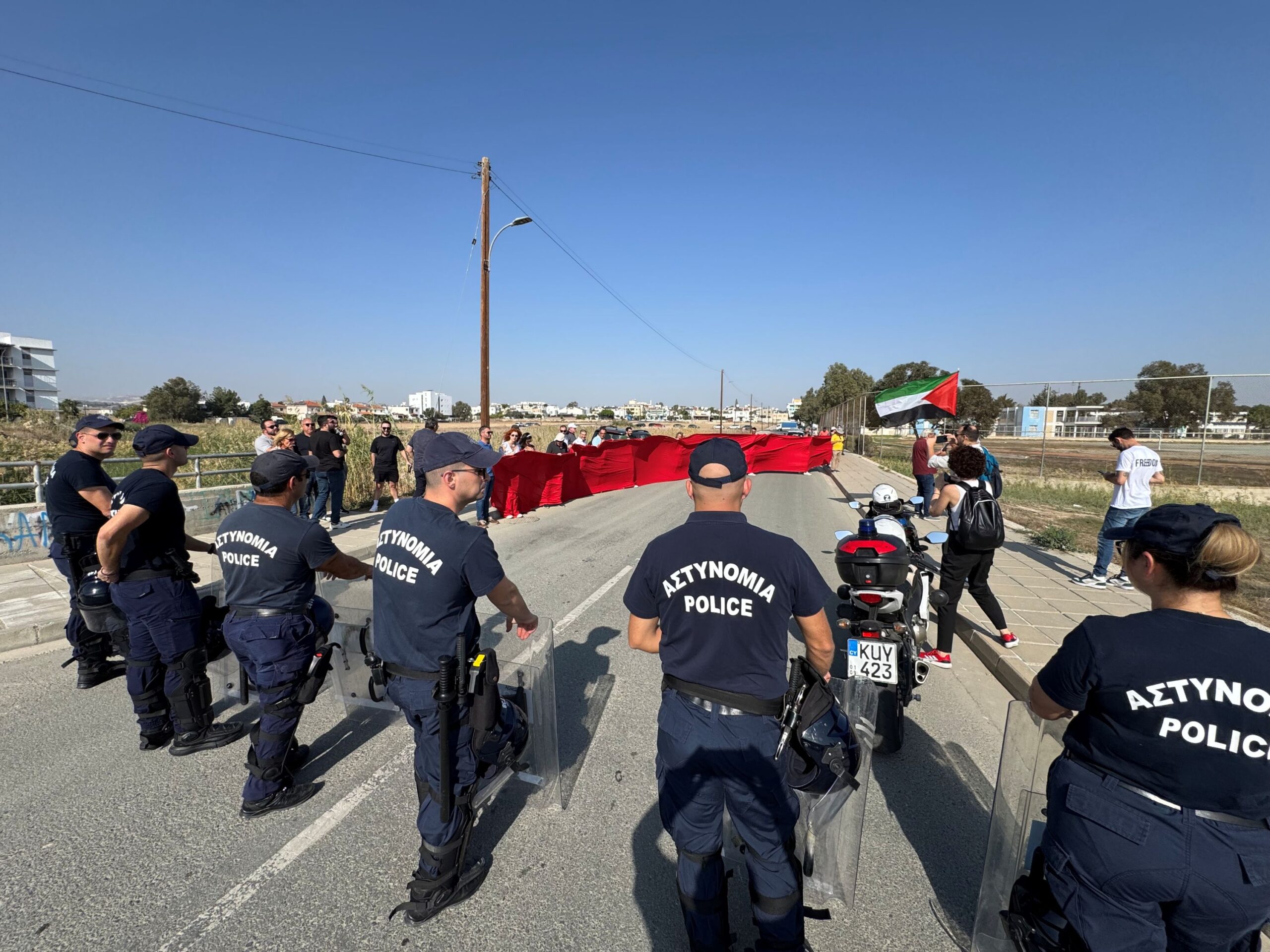 Δεντροφύτευση από την εβραϊκή κοινότητα στη Λάρνακα εν μέσω διαμαρτυριών για τη Γάζα (ΦΩΤΟ)