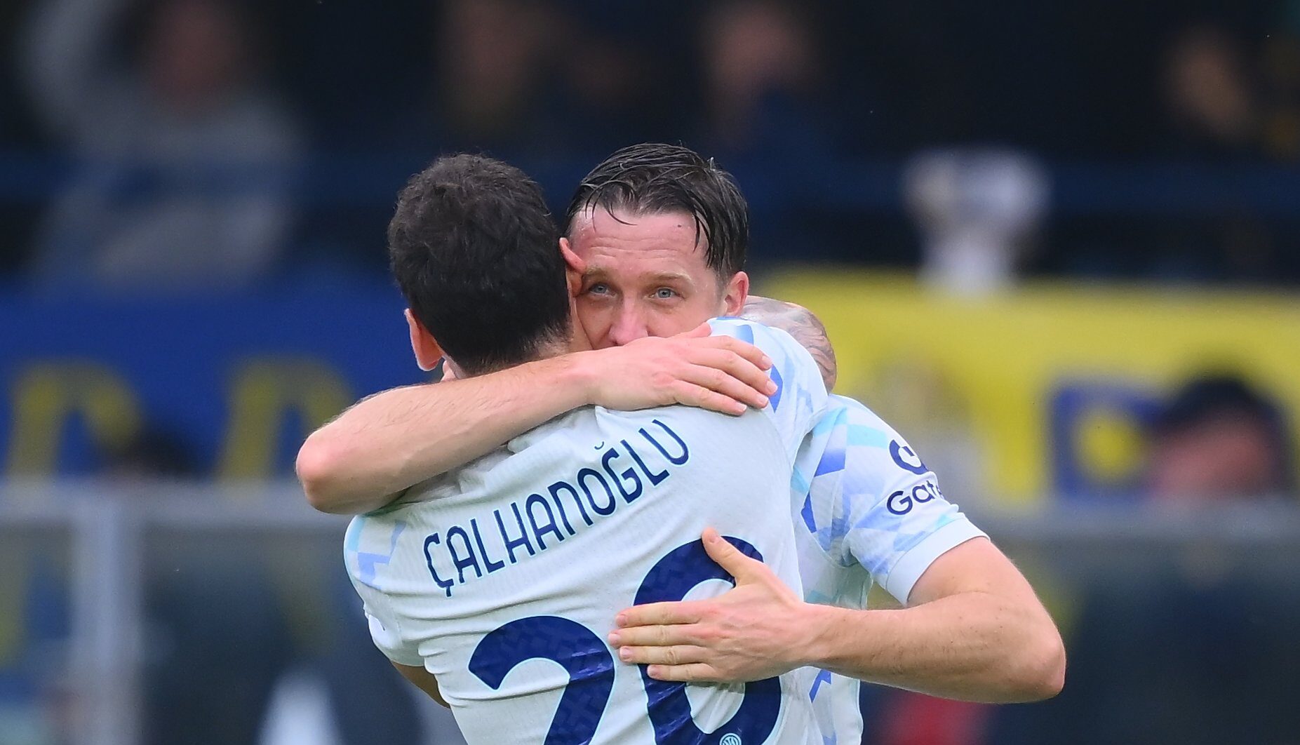 Δραπέτευσε με τη νίκη από την έδρα της Βερόνα με γκολάρα Ζιελίνσκι και… buzzer-beater αυτογκόλ η Ίντερ