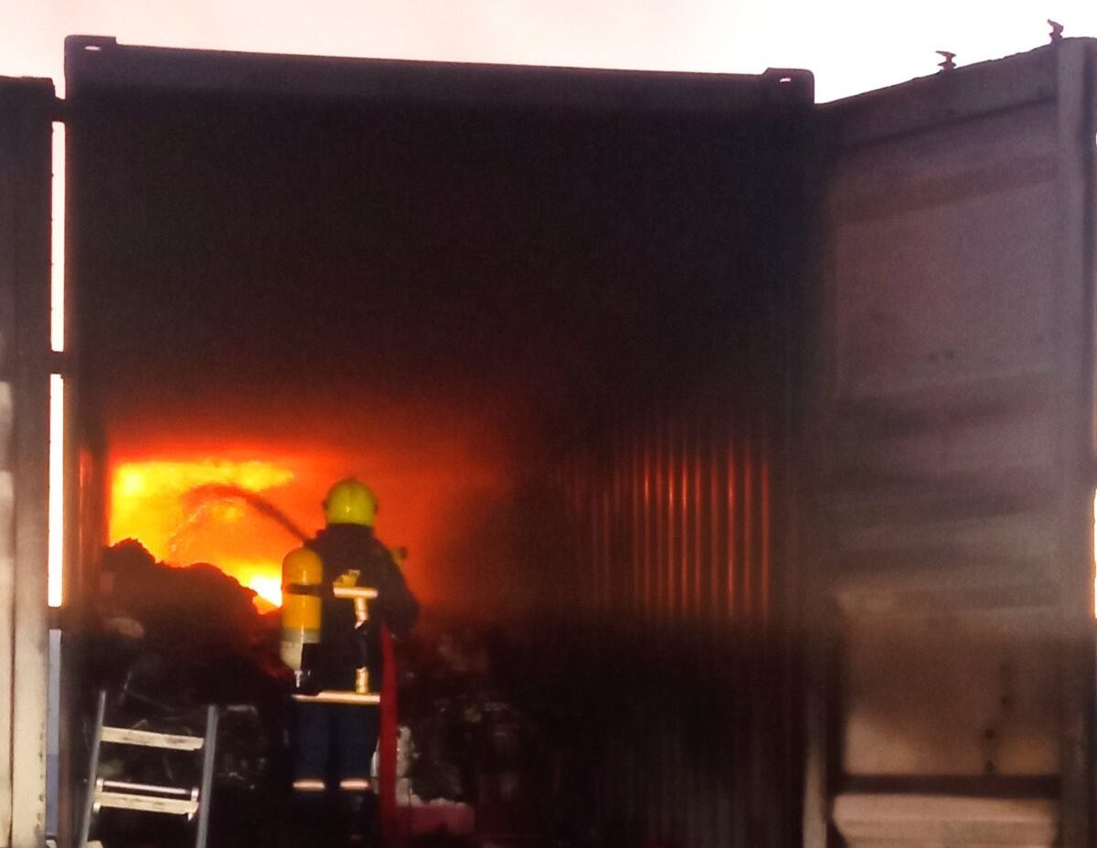 ΦΩΤΟ: Παρανάλωμα του πυρός μεγάλο κοντέινερ έξω από πολυκατάστημα στη Λάρνακα