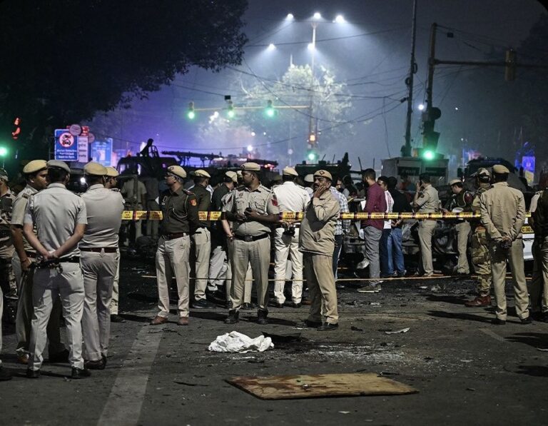 Τρόμος στο Νέο Δελχί: Τουλάχιστον οκτώ νεκροί μετά από σφοδρή έκρηξη σε αυτοκίνητο (ΒΙΝΤΕΟ)