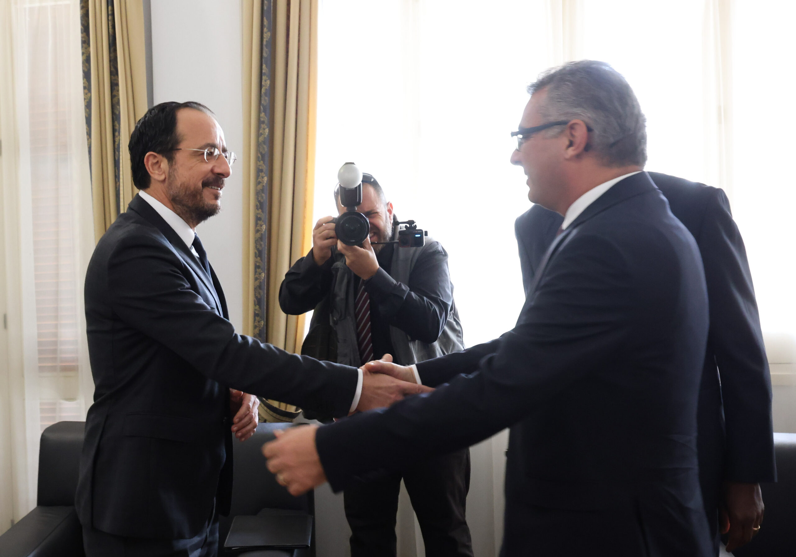 Οι πρώτες αντιδράσεις των κομμάτων μετά τη συνάντηση Χριστοδουλίδη