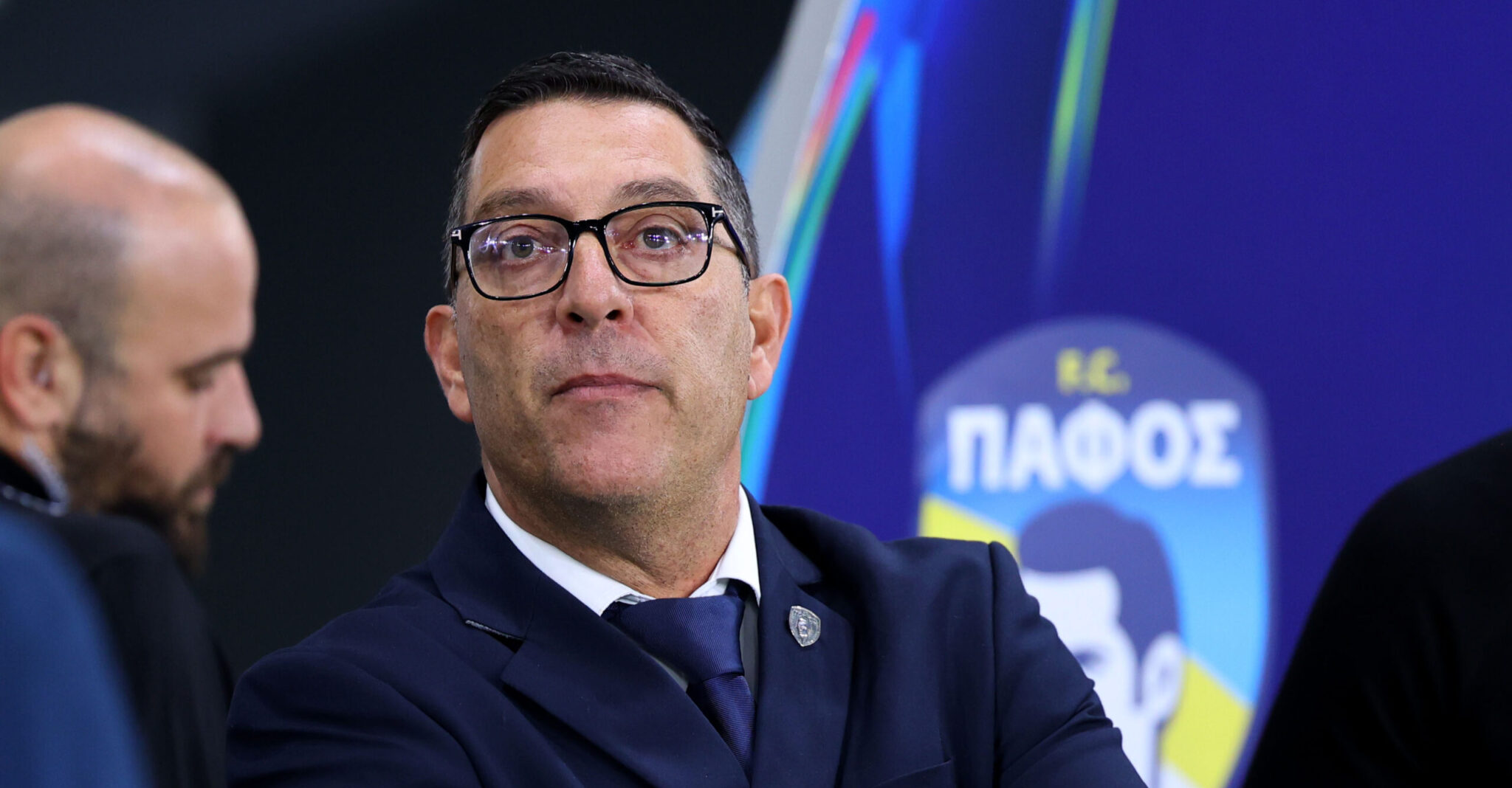 Θεοχάρους: «Μεγάλο αποτέλεσμα που μας κρατά σε ακτίνα πρόκρισης – Υπάρχει καθαρό πέναλτι στο τέλος, όπως και κόκκινη στον Μιναμίνο»