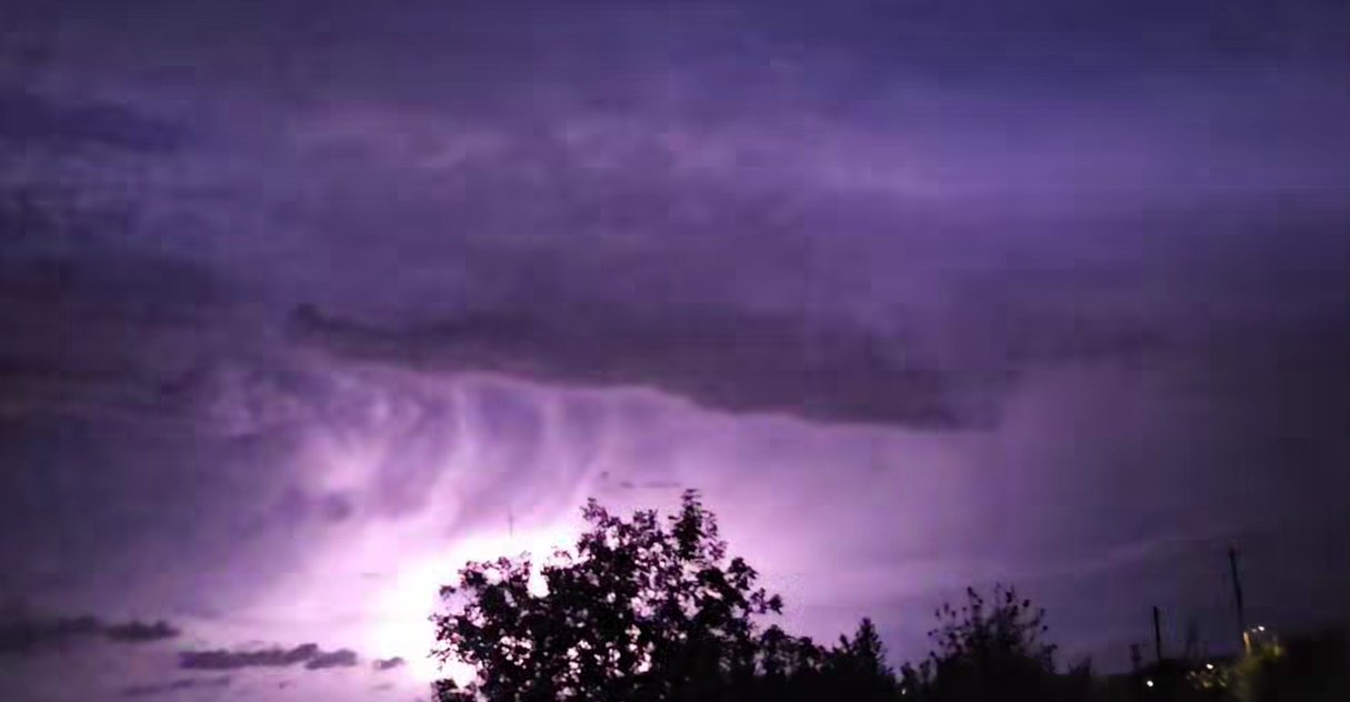 ΒΙΝΤΕΟ: Ξαφνική κακοκαιρία με βροχές και αστραπές προκάλεσε black out στην Πάφο